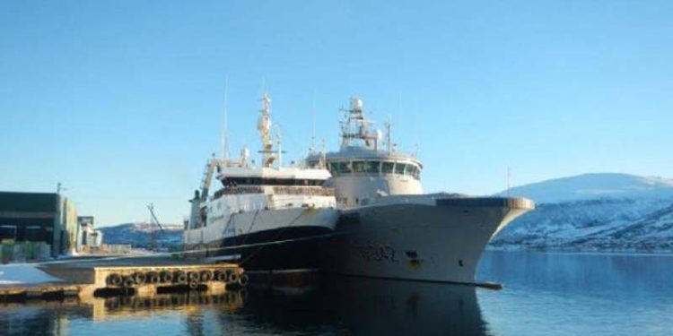 Norsk fiskerikontrol opbringer Færøsk trawler .  Foto: Gadus - KV Sortland