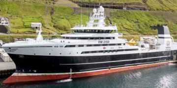 Fabrikstrawleren Gadus kom i sidste uge til havn i Ánirnar med 960 tons fisk i lasten efter en vellykket tur i norsk zone i Barentshavet. foto: Sverri Egholm