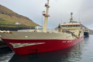 Trods disse forskningsresultater, så landede den færøske trawler **Gamli Jupiter** 2.000 tons makrel ved Havsbrún i Fuglefjord. foto: Fiskur.fo