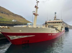 Trods disse forskningsresultater, så landede den færøske trawler **Gamli Jupiter** 2.000 tons makrel ved Havsbrún i Fuglefjord. foto: Fiskur.fo