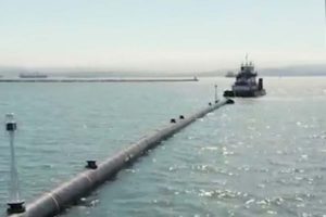 »Ocean Cleanup« skal fjerne plastikaffald fra havene. Foto: her fragtes et »Ocean Cleanup« system videre ud til brug i bekæmpelsen af plastik-forureningen - »Ocean Cleanup«