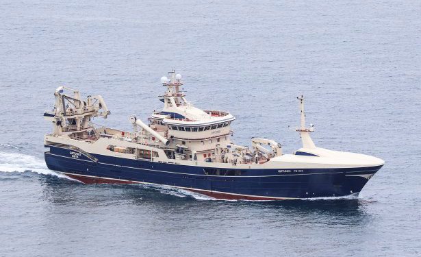 Den færøske trawler Gøtunes landede makrel foto: Kiran J