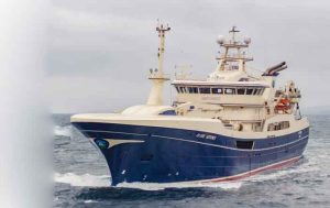 Den færæske trawler **Gøtunes** landede i den forgangne uge den største last nogensinde, som er landet til konsum. Det blev til en rekordfangst på 2.650 tons sild, som de har fisket i norsk farvand. foto: CG Fiskur.fo