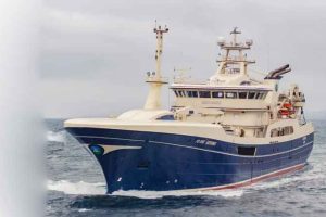 Den færæske trawler **Gøtunes** landede i den forgangne uge den største last nogensinde, som er landet til konsum. Det blev til en rekordfangst på 2.650 tons sild, som de har fisket i norsk farvand. foto: CG Fiskur.fo