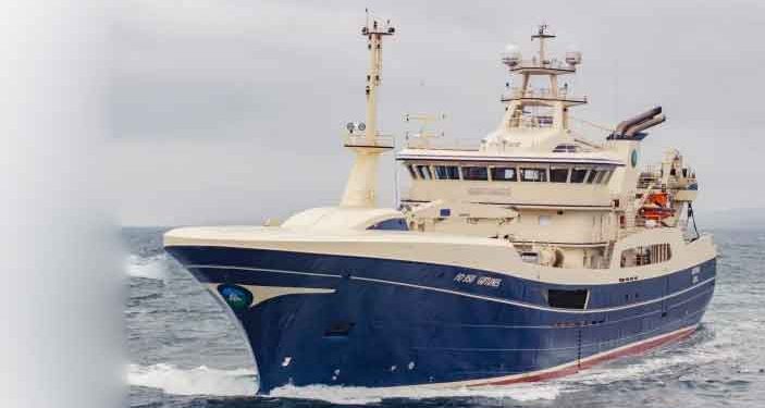 Den færæske trawler **Gøtunes** landede i den forgangne uge den største last nogensinde, som er landet til konsum. Det blev til en rekordfangst på 2.650 tons sild, som de har fisket i norsk farvand. foto: CG Fiskur.fo