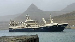 Samtidig er et andet stort færøsk fartøj, **Gøtunes**, ankommet til Fuglefjord med omkring 3.500 tons blåhvilling. foto: JB Fiskur.fo