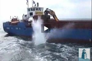 Fra fartøjet ”Beluga2” dumper Greenpeace de store sten i farvandet for at beskytte området fra destruktive aktiviteter som f.eks. fiskeri med bundtrawl. Det oplyser organisationen på deres egen hjemmeside.  Arkivfoto: FiskerForum