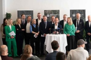 Danmark er godt i gang med at skabe et grønnere samfund gennem den meget ambitiøse ›Grønne Trepartsaftale‹. Aftalen, der er indgået mellem regeringen, kommunerne og centrale interesse-organisationer som Landbrug & Fødevarer og Danmarks Naturfredningsforening, skal føre til store ændringer i brugen af dansk landbrugsjord og skovarealer og forbedringer af vores vandmiljø. arkivfoto Den Grønne Trepart