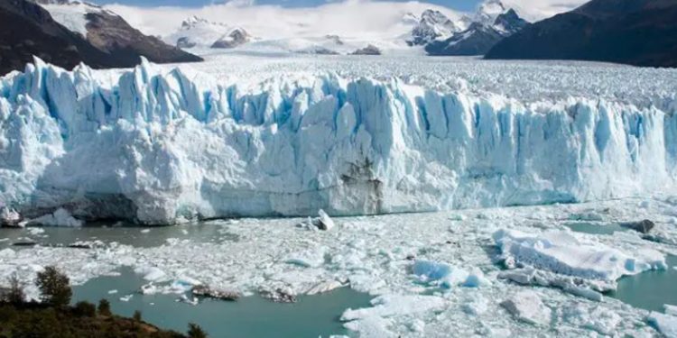 Et omfattende internationalt forskningssamarbejde, ledet af iskerneforskere fra Københavns Universitet, har opnået en helt enestående bedrift ved at bore sig igennem hele indlandsisen i Østgrønland. foto: Wikipedia