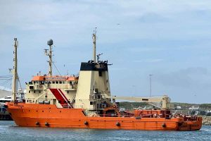 Hvide Sande Havn summede af aktivitet i anledning af øvelsen. Ved kaj lå blandt andet det danske miljøskib Gunnar Seidenfaden, flankeret af store tyske og hollandske kystbevogtningsfartøjer – herunder det tyske flagskib Neuwerk, som både kan agere isbryder, slæbebåd og miljøskib. foto FiskerForum.dk