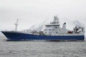 Stor trawler anløber Hanstholm.  Foto: KiB