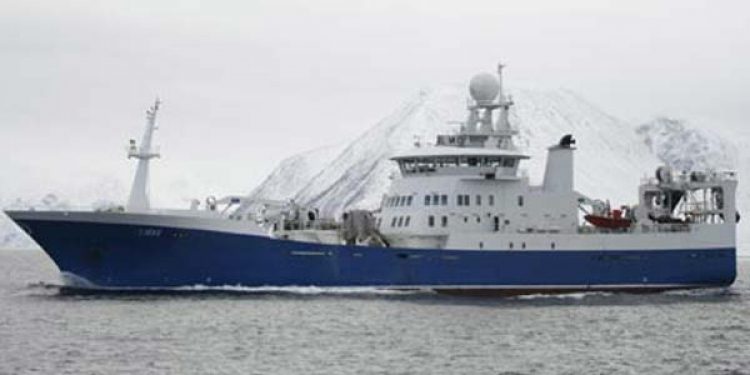 Stor trawler anløber Hanstholm.  Foto: KiB