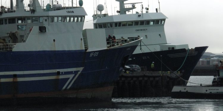 Den islandske fiskerflåde strejker - foto:  HBGrandi trawlere ligger stille ved kajen pga. strejke