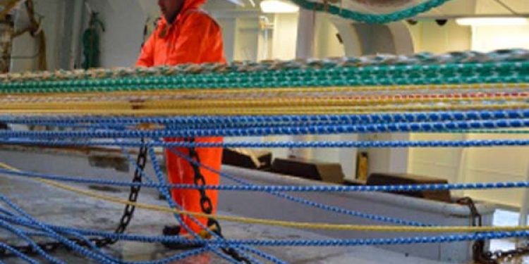 Dansk Trawler og notbåd rigger op med udstyr fra Vònin.  Foto: Nyt pelagisk trawl fra Vònin - Vònin