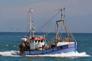 Dansk fiskefartøj undgår nedsejling nord for Hirtshals.  Foto: HG 335 Fia Hirtshals - HHansen
