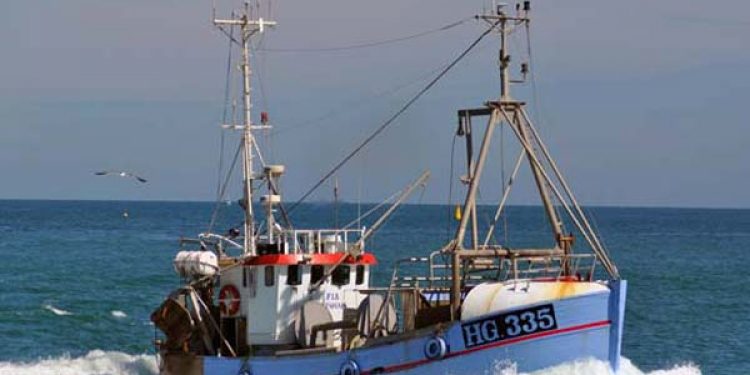 Dansk fiskefartøj undgår nedsejling nord for Hirtshals.  Foto: HG 335 Fia Hirtshals - HHansen