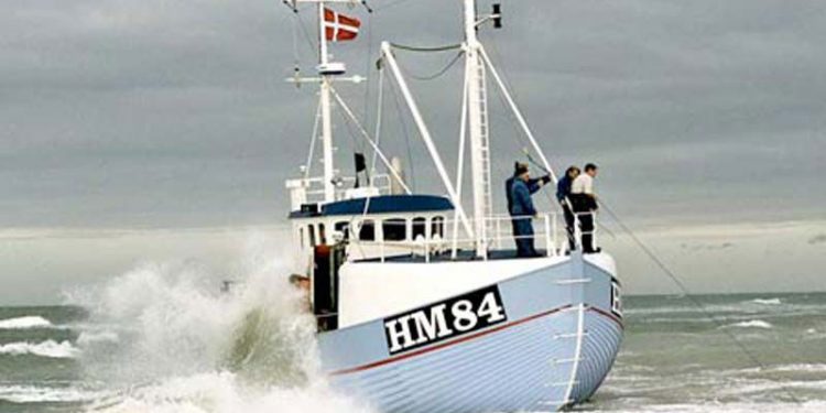 Kold luft mellem danske og hollandske fiskere  arkivfoto: HM 84 - Thorupstrand - Orla