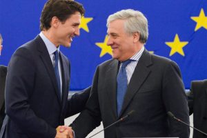 CETA-Aftale giver danskerne billigere fisk og skaldyr  Foto: Ét håndtryk for CETA-aftalen mellem Canada og EU