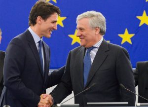 CETA-Aftale giver danskerne billigere fisk og skaldyr  Foto: Ét håndtryk for CETA-aftalen mellem Canada og EU