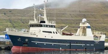Der har været god aktivitet i havnen i Hvalba i den forgangne uge, hvor partrawlerne Hamranes og Breiðanes har landet en betydelig fangst af overvejende sej, efter fiskeri øst for Færøerne. foto: Kiran J