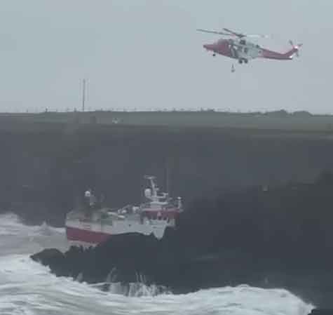 Read more about the article Fransk trawler havareret mod klipperne ved Dingle Irland – 14 fiskere reddet
