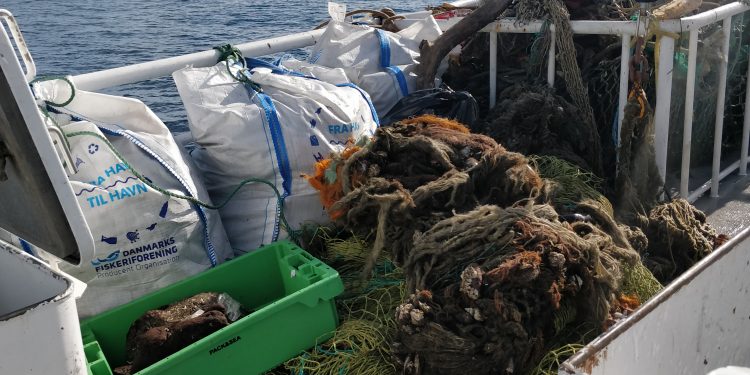 så blev der ialt samlet ind, hvad der volumenmæssigt fylder 6 BigBags affald op. (svarende til ca. 3-4 kubikmeter affald) Alt lige fra gammelt fiskegrej, som snurrevods-tov, gamle trawl-løft og blandet affald, som plastik og dunke samt skidt og ragelse, som igennem mange år er blevet enten dumpet i havet eller er kommet til med strømmen fra de større floder omkring Nordsøen. foto: Juli-Ane