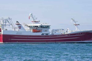 Det nye norske pelagiske fiskefartøj »Havfisk« har netop sat kurs og fart mod sin hjemhavn i Ålesund i Norge, efter at være blevet færdigbygget og overdraget i Skagen. Skibet er konstrueret af Karstensens Skibsværft I Skagen og skrogbygget på værftets afdeling i Gdansk i Polen. foto: Karstensens