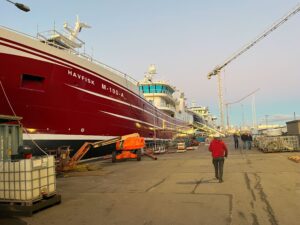 Gruppen besøgte skibsværftet i Skagen og Cosmos Trawls nye netværksted. Udover de faglige aktiviteter var der tid til socialt samvær og netværk, hvilket gør flumetank-turene til en unik mulighed for at knytte og vedligeholde relationer i fiskeribranchen. foto: Hampidjan