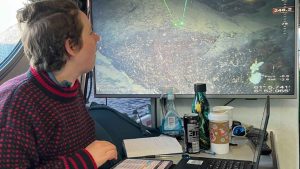 I 2023 var norske forskere på en mission i Sognefjorden, Norges dybeste fjord, for at undersøge livet på bunden. Heidi Meyer, en af forskerne, sad i bådens styrehus og fulgte med på en skærm, hvor hun så live-optagelser fra et undervandskamera.