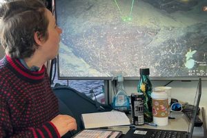 I 2023 var norske forskere på en mission i Sognefjorden, Norges dybeste fjord, for at undersøge livet på bunden. Heidi Meyer, en af forskerne, sad i bådens styrehus og fulgte med på en skærm, hvor hun så live-optagelser fra et undervandskamera.