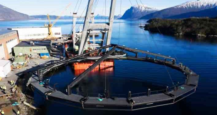 Det norske opdrætsselskab Hofseth har taget endnu et teknologisk skridt i udviklingen af fremtidens havbrug. Søndag blev det nye, nedsænkelige havbur »Havliljen« søsat – en stålkonstruktion med en diameter på 62 meter, udviklet til at kunne sænkes ned under havoverfladen. foto: Hofseth