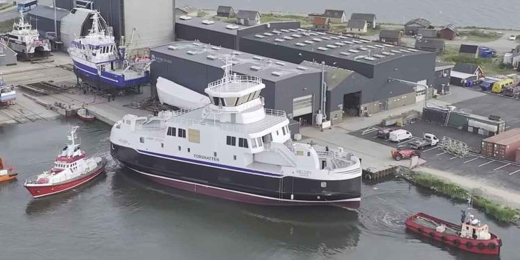 Redningsstationen i Hvide Sande deltog i den teknisk krævende operation med at trække færgen gennem slusen. På grund af skibets størrelse og dybgang skulle passagen gennemføres præcis i det øjeblik, hvor vandstanden i fjorden og Vesterhavet var ens.  foto: Hvide Sande Havn
