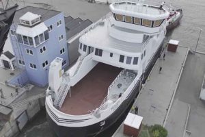 Ny klimavenlig færge trukket sikkert gennem slusen – skal færdiggøres på vestkystens grønne værft før den er klar til sidste etape af sin rejse mod Tromsø. foto: Hvide Sande havn