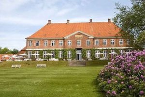 Hindsgavl Slot er en af Danmarks mest stemningsfulde og velbevarede herregårde, smukt beliggende på den vestlige spids af Fyn ved Lillebælt, danner rammen om Danmarks Fiskeriforenings generalforsamling. Slottet emmer af historie og elegance, og med sine velholdte bygninger, herskabelige sale og naturskønne omgivelser i Hindsgavl Dyrehave og med udsigt til vandet, danner det en enestående ramme om generalforsamlingen. foto: Hindsgavl Slot