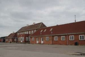 Historisk bygning i Hirtshals huser nu Skagerak Group.  Foto: Havnens gamle administrationsbygning står nu foran en større restaurering - FlaskePosten