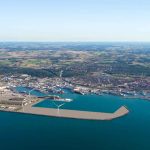 En ny og bredere indsejling til Hirtshals Havn skal bane vejen for større skibe, sikrere forhold og nye arbejdspladser – men prisen bliver høj, og risikoen bæres af kommunen og dermed borgerne.