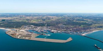 En ny og bredere indsejling til Hirtshals Havn skal bane vejen for større skibe, sikrere forhold og nye arbejdspladser – men prisen bliver høj, og risikoen bæres af kommunen og dermed borgerne.