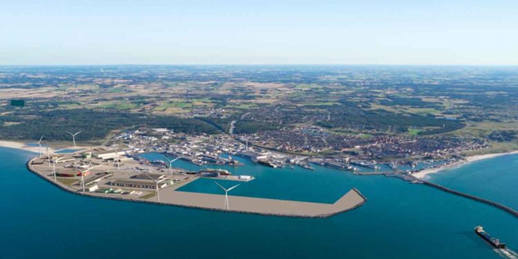 En ny og bredere indsejling til Hirtshals Havn skal bane vejen for større skibe, sikrere forhold og nye arbejdspladser – men prisen bliver høj, og risikoen bæres af kommunen og dermed borgerne.