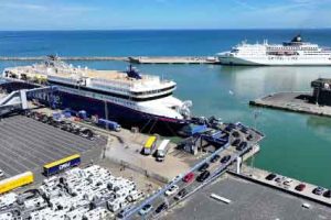 På Hirtshals Havn ser man nu tilbage på endnu et år med et stigende antal besøgende og gennemrejsende. Med den nye opgørelse i ryggen sætter havnen kurs mod den sidste halvdel af dette årti med optimisme og store forventninger til den forestående havneudvidelse med Nordhavnen. foto: Hirtshals Havn
