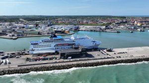 Trods færre landinger af makrel stormer Hirtshals Havn frem med en omsætningsrekord på 91,6 mio. kr. Et stærkt fiskeri efter konsumfisk og skaldyr har, sammen med høj aktivitet på havnen, sikret et overskud på 15,5 mio. kr., der nu skal finansiere fremtidens store havneudvidelse. foto: Hirtshals Havn