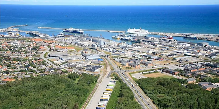 Ifølge analyser udarbejdet af Hirtshals Havn og Hjørring Kommune er der betydelige potentialer i at udnytte den overskudsvarme, der stammer fra virksomheder på og omkring havnen i Hirtshals, til opvarmning og produktion.