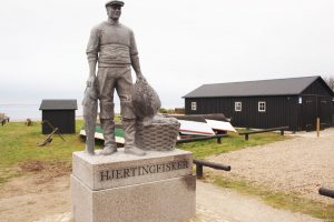 Afsløring af »HJERTINGFISKER« ved Hjerting Kanelaug   Foto: Hjertingfisker skulptur - KimM