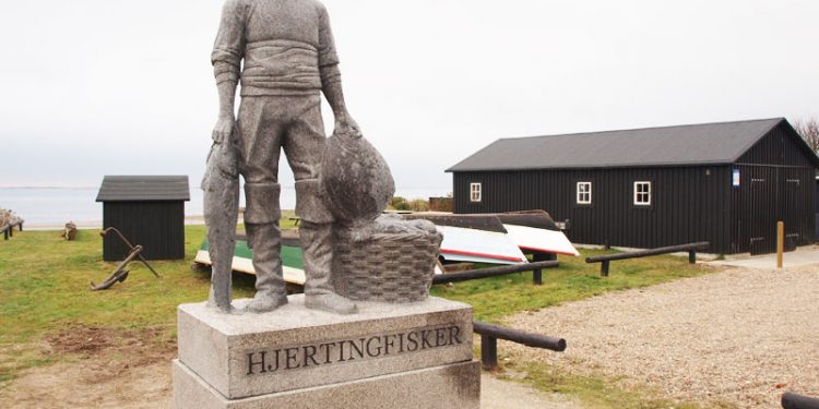 Afsløring af »HJERTINGFISKER« ved Hjerting Kanelaug   Foto: Hjertingfisker skulptur - KimM