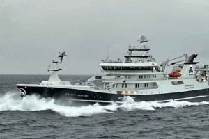 Den færøske trawler **Høgaberg** landede 370 tons sild, fisket ud for Island. De meldte om godt fiskeri og returnerede straks til felterne. foto: Høgaberg
