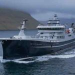 **Høgaberg** anløb Fuglefjord med en stor last på 3.450 tons blåhvilling. Efter endt losning har skibet skiftet fokus og er nu stukket søværts igen for at indlede fiskeriet efter sild i færøsk farvand. foto: PL - Fiskur.fo