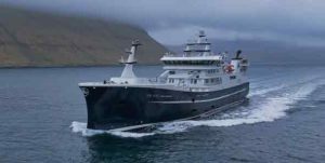 **Høgaberg** anløb Fuglefjord med en stor last på 3.450 tons blåhvilling. Efter endt losning har skibet skiftet fokus og er nu stukket søværts igen for at indlede fiskeriet efter sild i færøsk farvand. foto: PL - Fiskur.fo