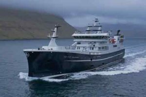 **Høgaberg** anløb Fuglefjord med en stor last på 3.450 tons blåhvilling. Efter endt losning har skibet skiftet fokus og er nu stukket søværts igen for at indlede fiskeriet efter sild i færøsk farvand. foto: PL - Fiskur.fo