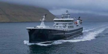 **Høgaberg** anløb Fuglefjord med en stor last på 3.450 tons blåhvilling. Efter endt losning har skibet skiftet fokus og er nu stukket søværts igen for at indlede fiskeriet efter sild i færøsk farvand. foto: PL - Fiskur.fo