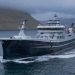 **Høgaberg** anløb Fuglefjord med en stor last på 3.450 tons blåhvilling. Efter endt losning har skibet skiftet fokus og er nu stukket søværts igen for at indlede fiskeriet efter sild i færøsk farvand. foto: PL - Fiskur.fo