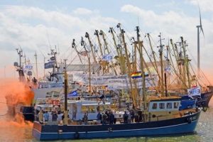 Utilfredse hollandske fiskere blokerer havn pga. stigende brændstofpriser foto: EMK